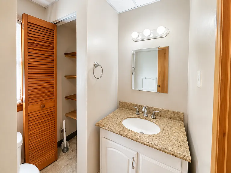 524 E 7th St #1F — Photo 8
