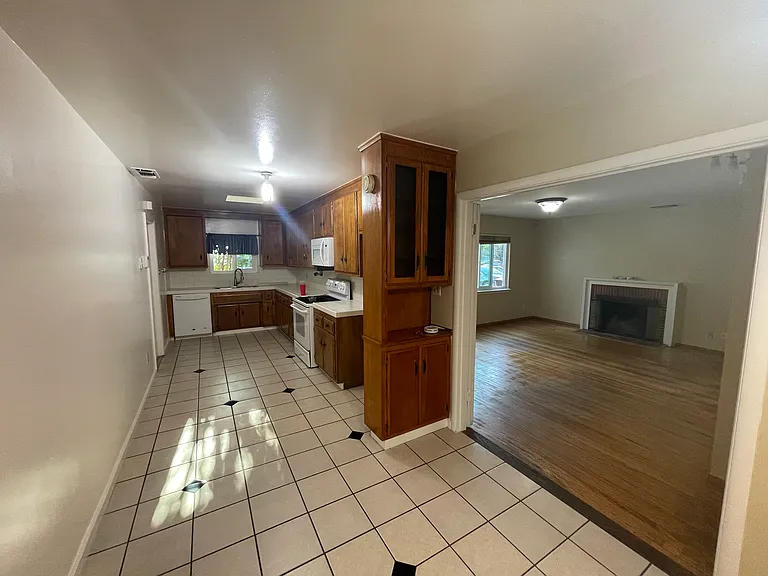 1816 Richmond St — Photo 5