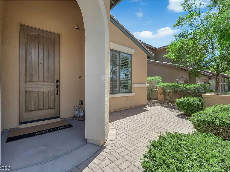 608 Highland Bluff Way — Photo 2