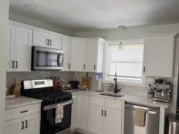 16 Catherine St #2, Bristol, RI 02809