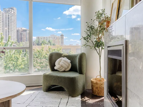 30 Canterbury Pl #305, Toronto, ON M2N 0B9