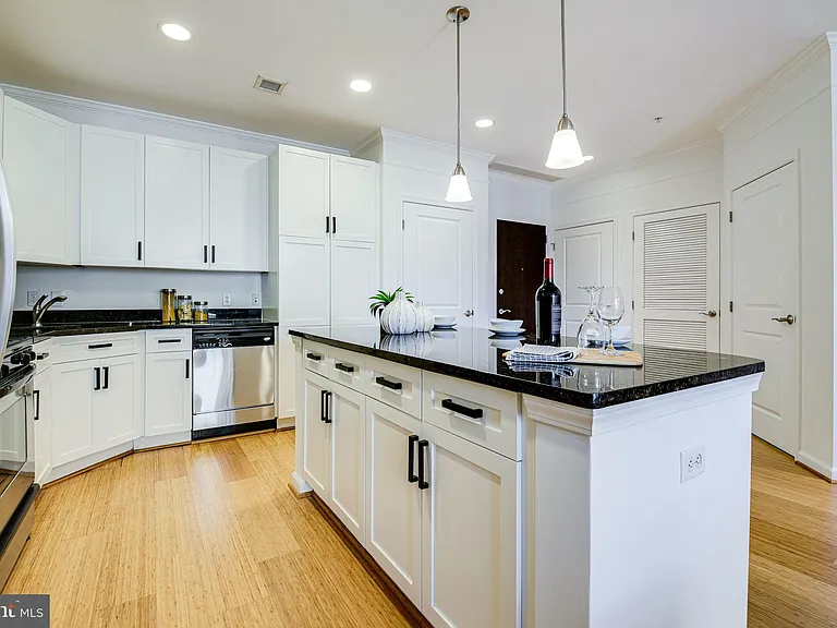 444 W Broad St #523 — Photo 4