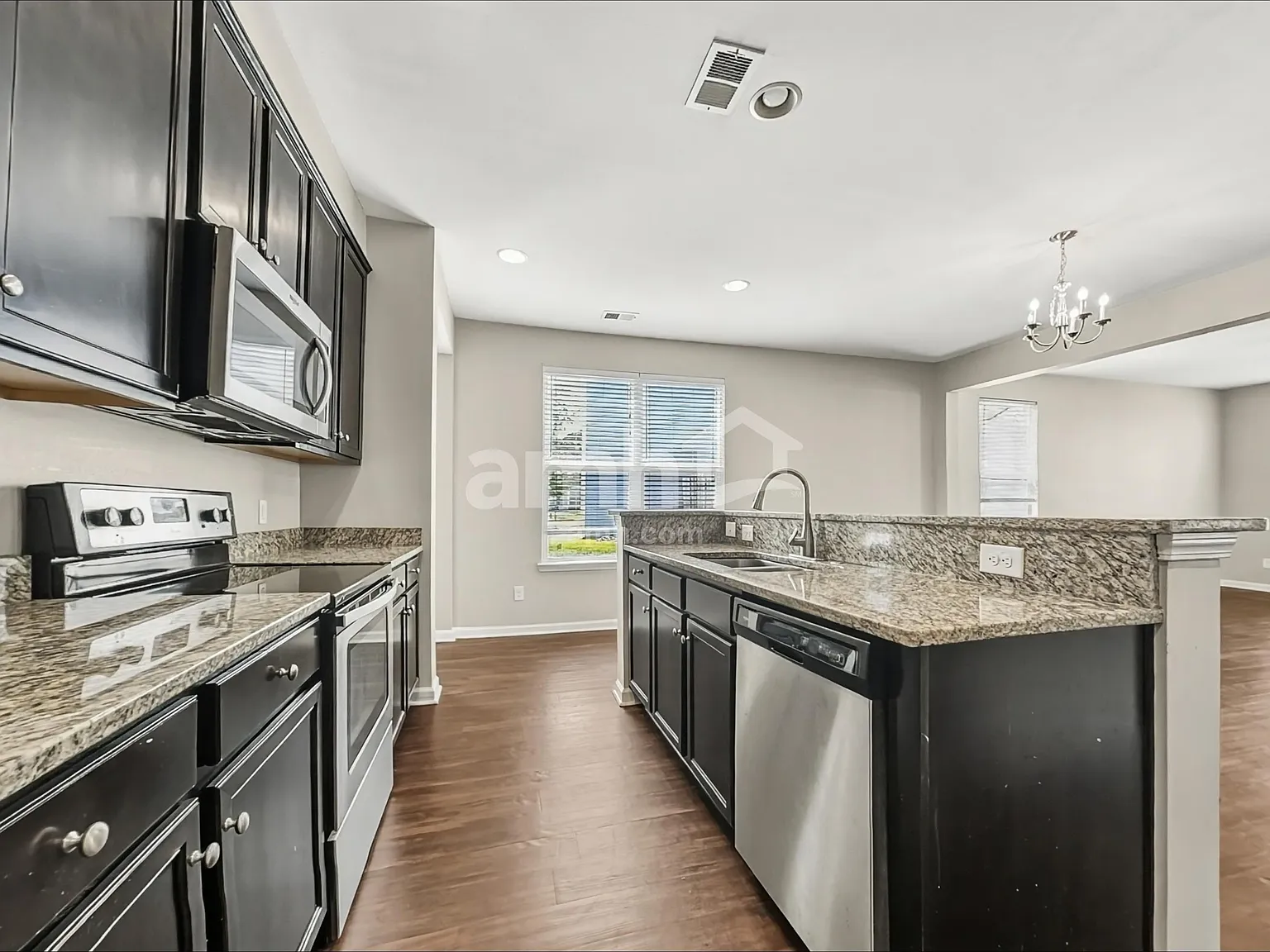 3 bed, 2.5 bath, 1970 sqft, $2,220 — Photo 4