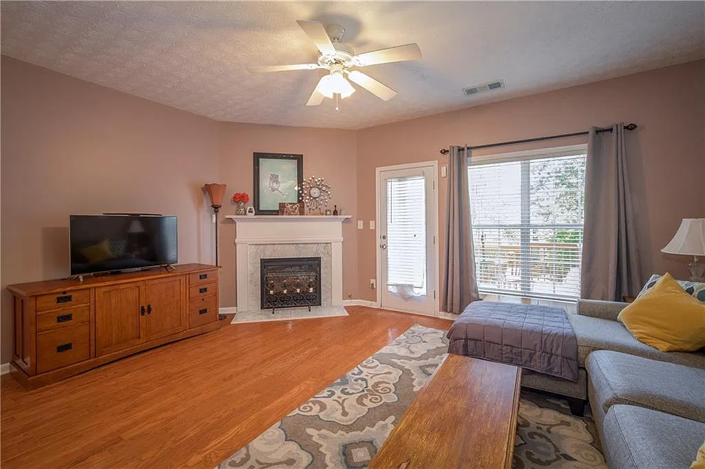 2 bed, 2.5 bath, 1580 sqft, $2,000 — Photo 2