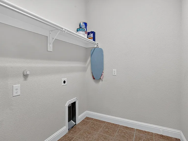 4635 Saginaw Ct — Photo 8