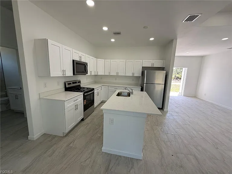 1115 Cove St E — Photo 5