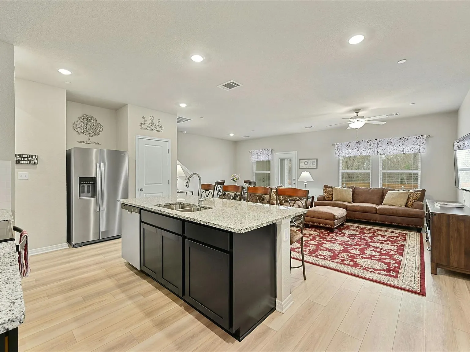3 bed, 2.5 bath, 1718 sqft, $2,000 — Photo 3