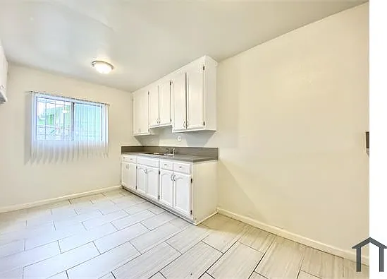 918 W 66th St — Photo 2