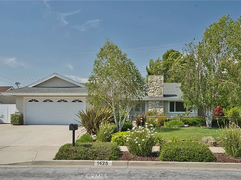1425 Arrow Wood Dr — Photo 1