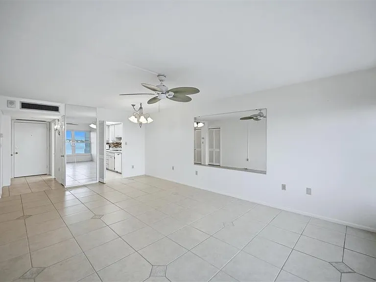 555 S Gulfstream Ave #902 — Photo 11