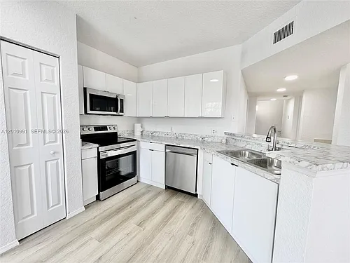 2311 Belmont Ln #2311 Photo 1