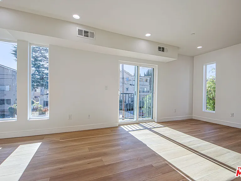 10801 Kling St — Photo 53