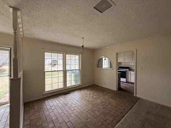 5th image of 8341 N Valley Rd