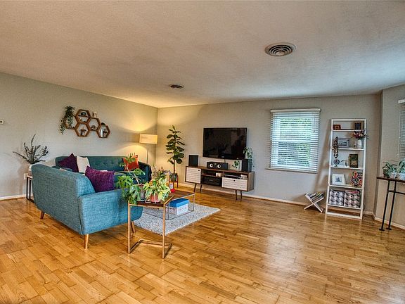 3rd image of 612 W 2nd St APT 102