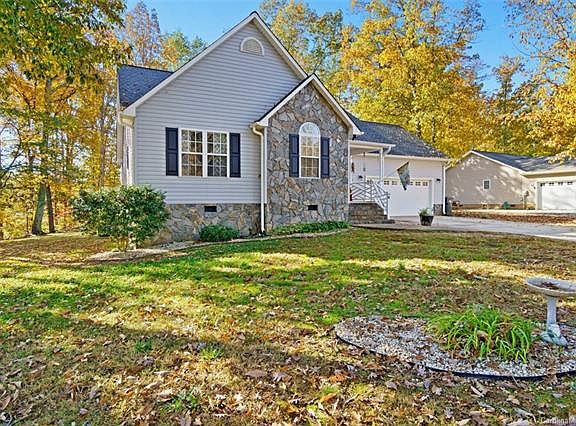 3rd image of 140 Poplar Leaf Ln