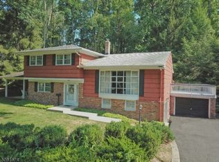 18 Sunrise Dr, Morris Plains, NJ 07950