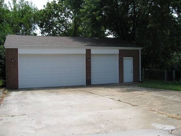 Wow, 3-Car Garage