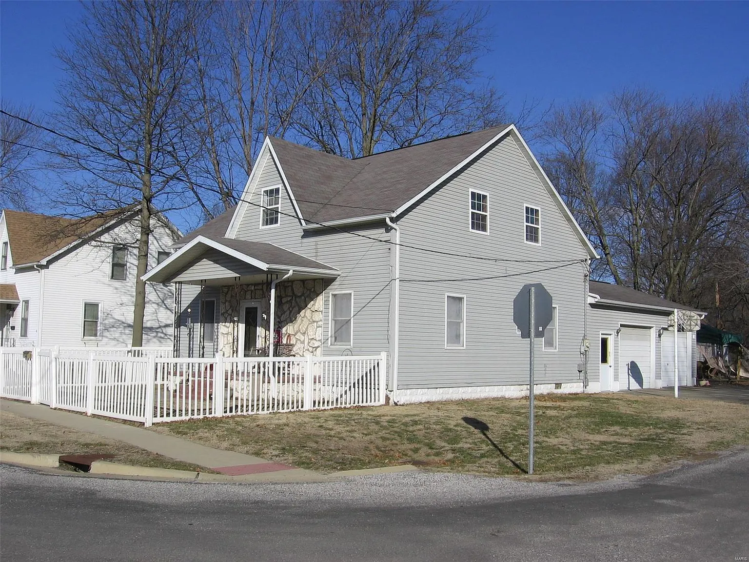 1061 N 1st St photo 1