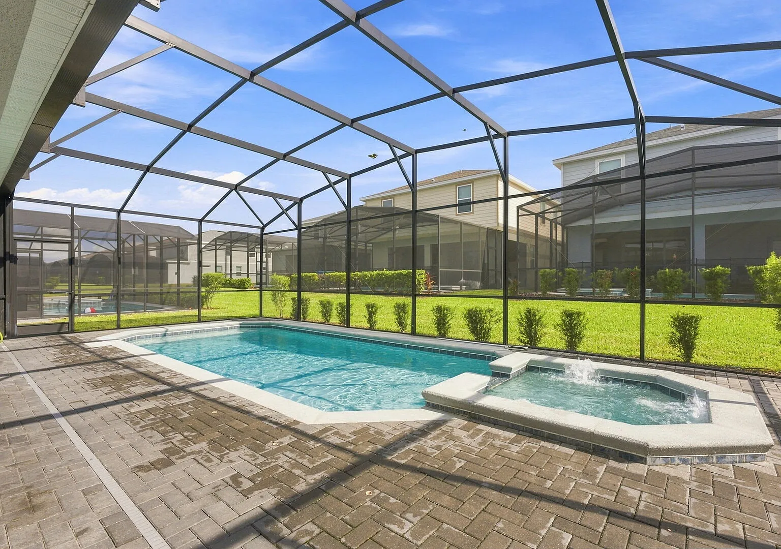 Stunning 10 Bed Home with Themed Rooms, Pool — Photo 2