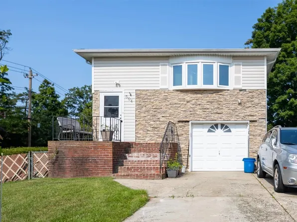504 Mount Place, West Babylon, NY 11704