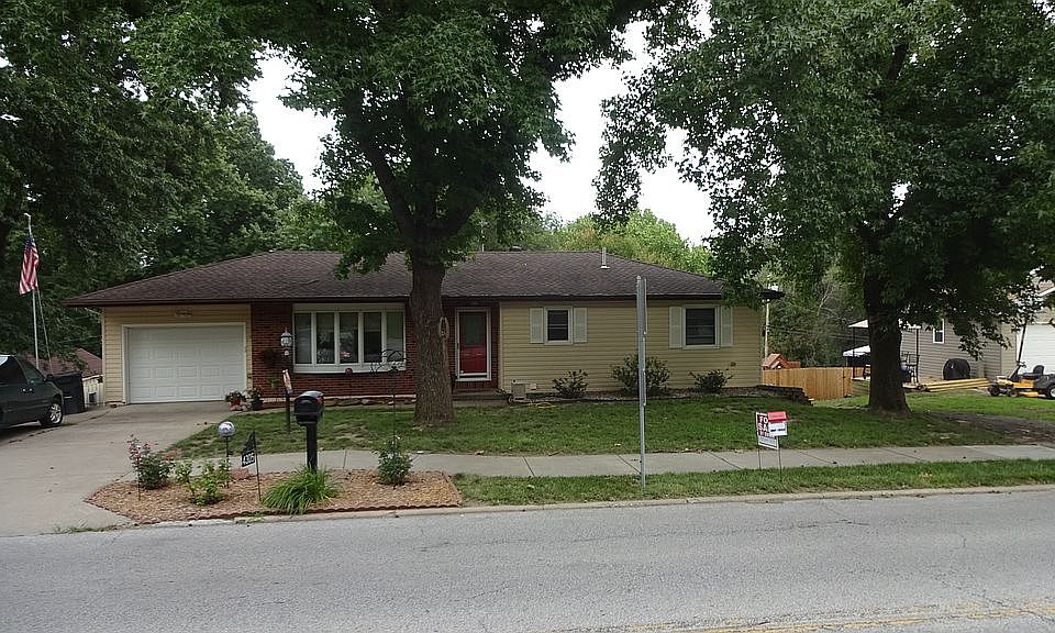 Driveway on both sides of ho