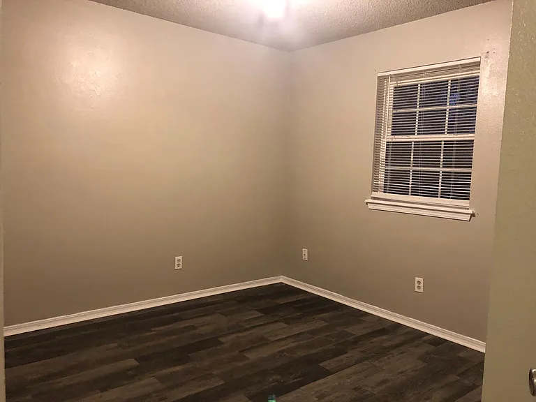 1203 E Pecan St — Photo 16