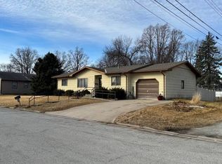 220 N 16th St, Geneva, NE 68361