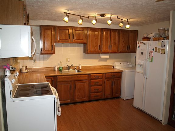 3rd image of 3813 Utica Dr