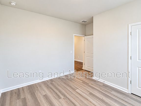 5th image of 411 Zenith Blvd