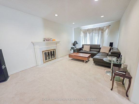 5th image of 31 Hyde Park Dr