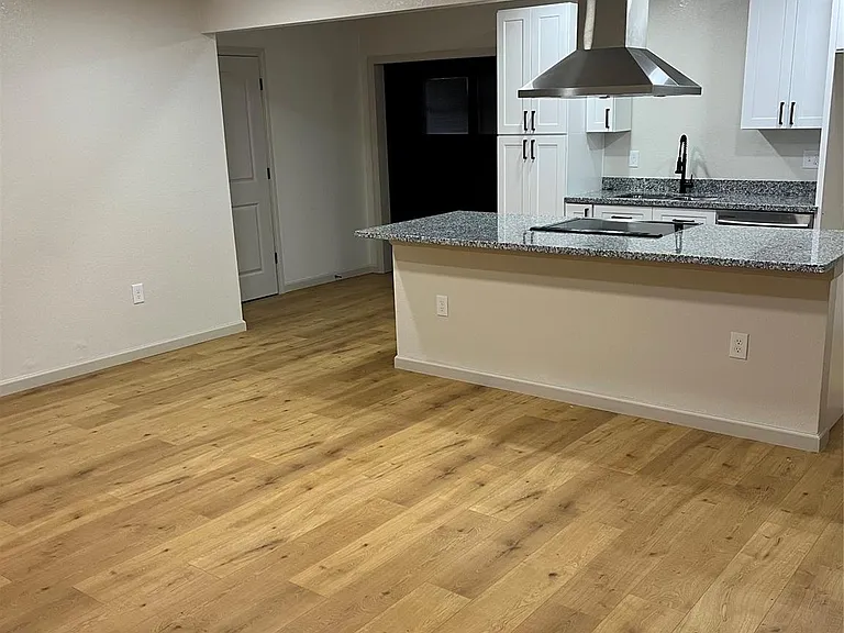 902 Alice St — Photo 4