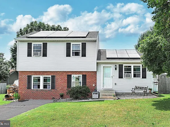 3570 Chickadee Dr, Dover, PA 17315