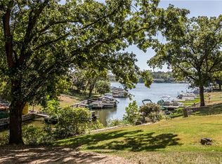 301 N Shore Dr, Lake Waukomis, MO 64151