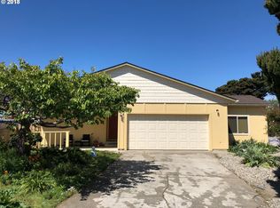 896 9th St SW, Bandon, OR 97411