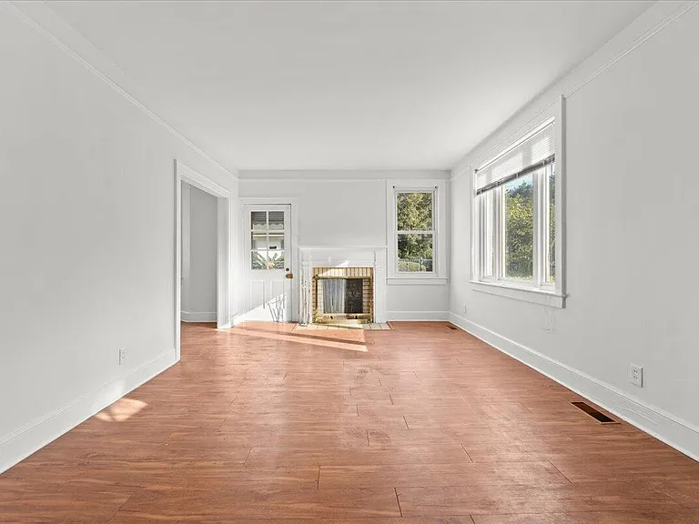 570 Elizabeth Ln W — Photo 7