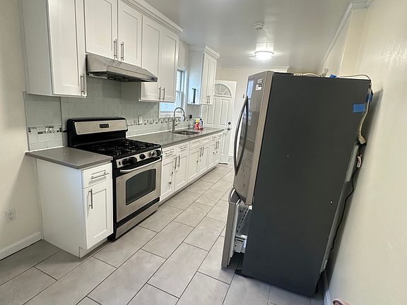 3rd image of 950 E 79th St #1