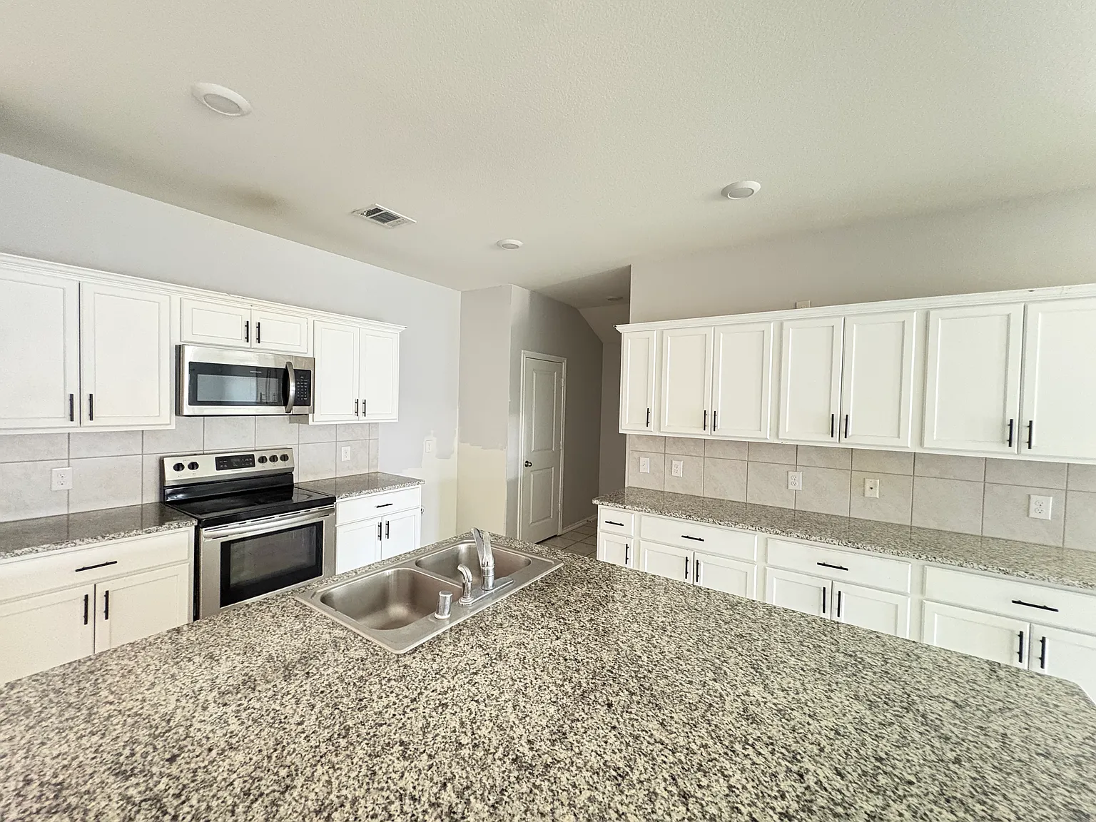 4 bed, 2089 sqft, $2,060 — Photo 2
