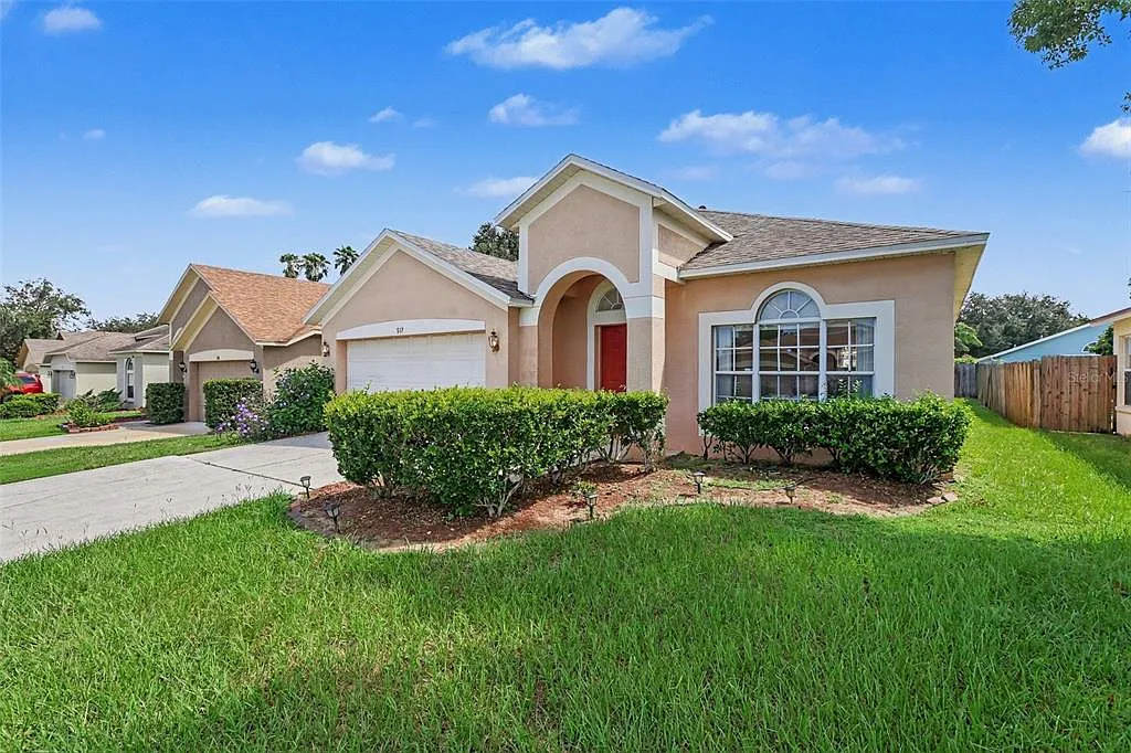 3 bed, 2.0 bath, 1610 sqft, $2,100 — Photo 3