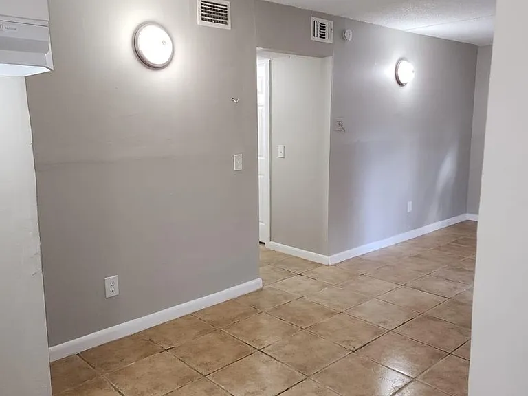 2851 Sophia St — Photo 10