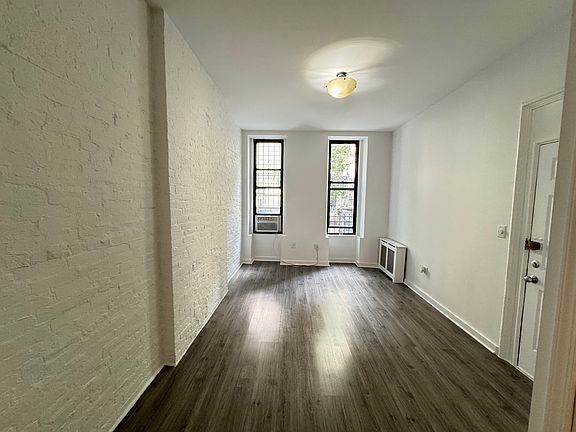 4th image of 320 W 47th St #1WE