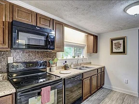 5th image of 819 Wildwood Cir