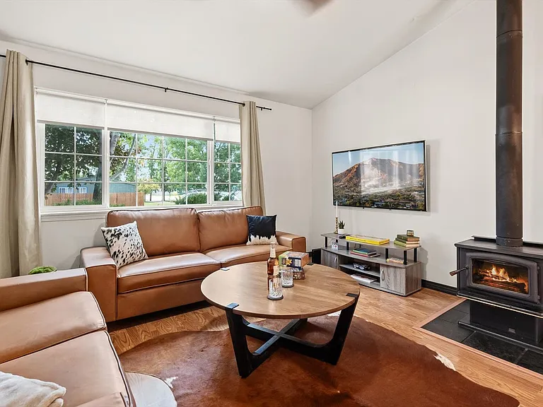 11 Karen Rd — Photo 4