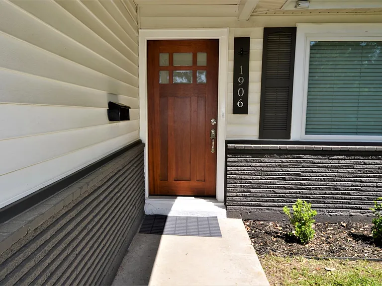 1906 Coulcrest Dr — Photo 3