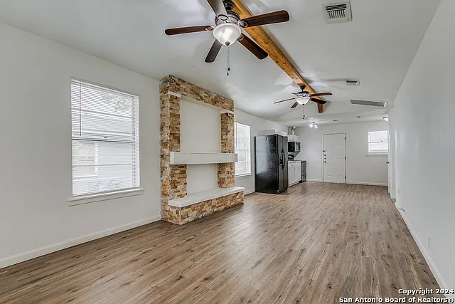 3 bed, 1.0 bath, 916 sqft, $1,150 — Photo 3