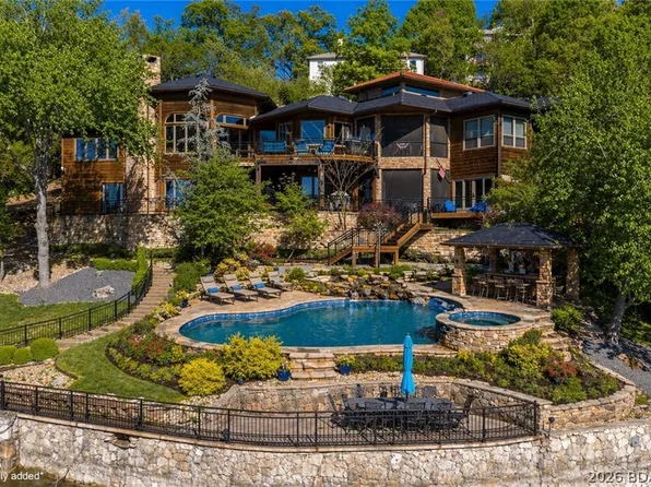 864 Eagle Dr, Lake Ozark, MO 65049