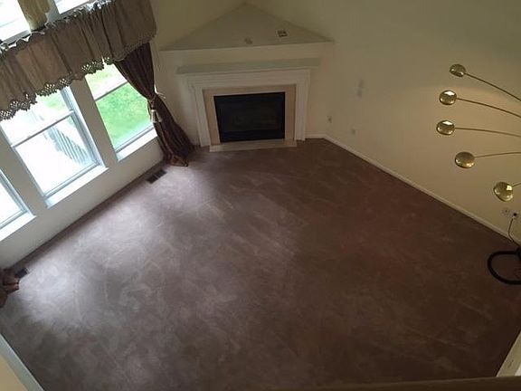 4th image of 42815 Stratford Dr