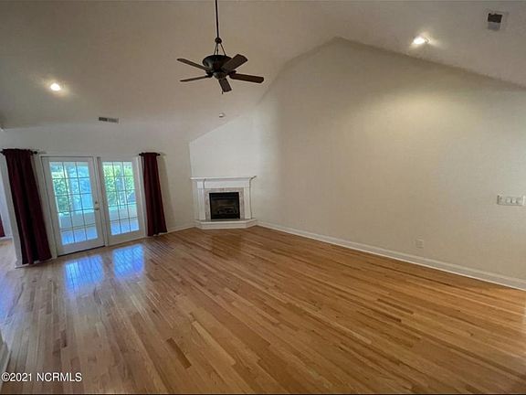 2nd image of 810 Aqua Ln
