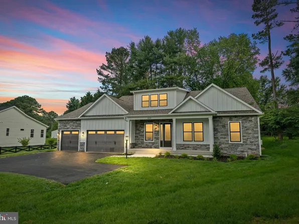 8123 Hillcrest Dr, Manassas, VA 20111