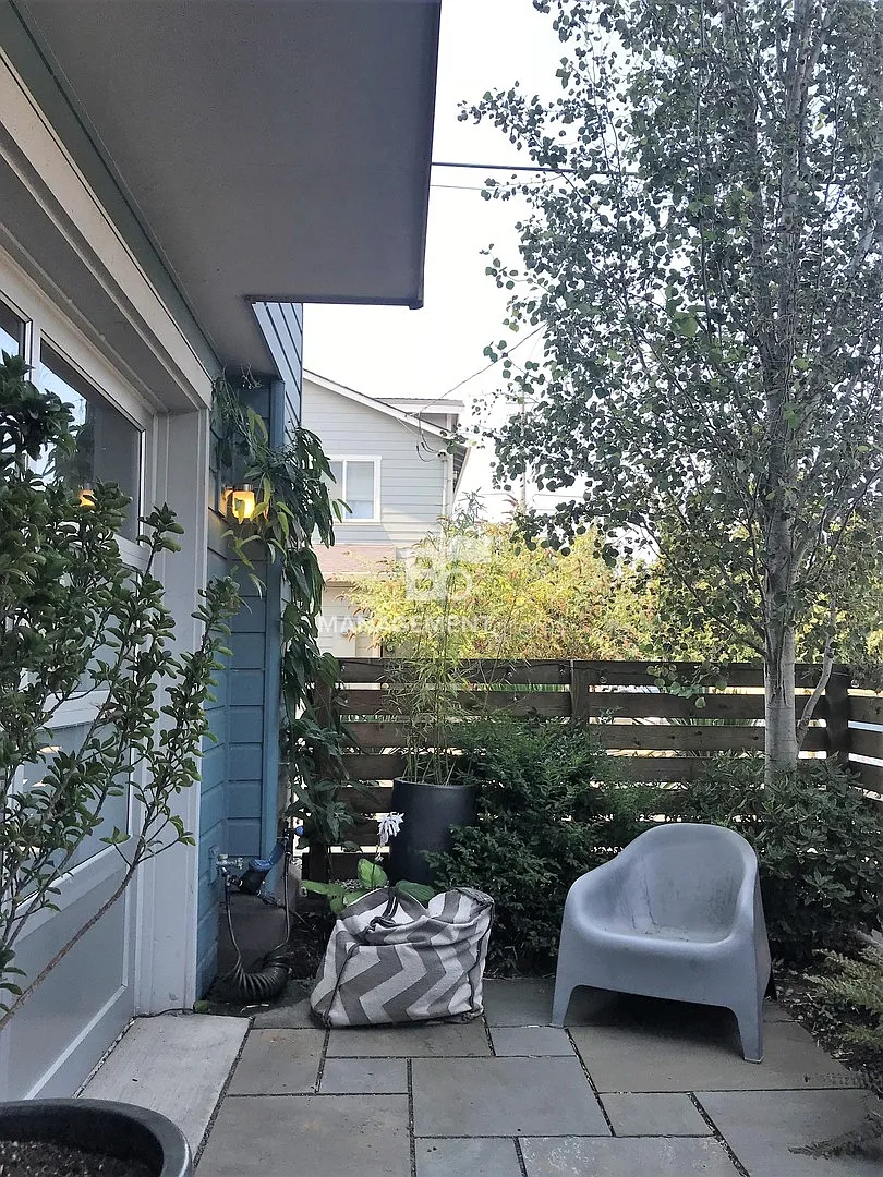 Location, Location, Location! Ne Alberta Contemporary Townhome! — Photo 3