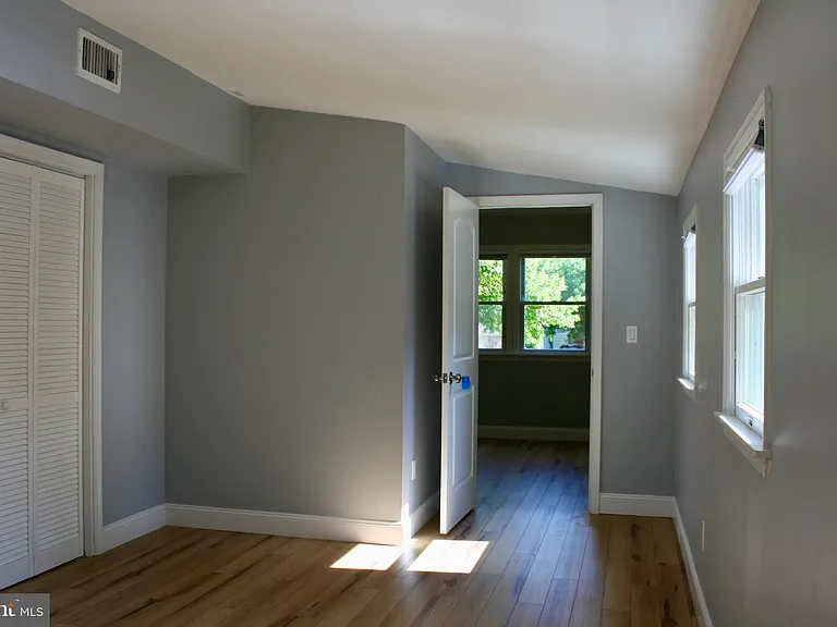 124 Stratford Ave — Photo 17